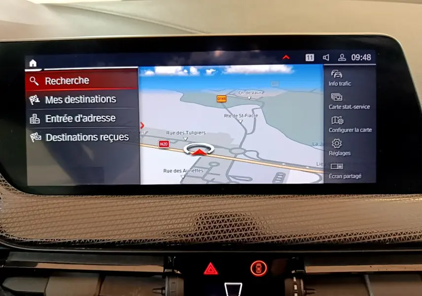 Écran tactile du système de navigation 3D de la BMW Série 1 Edition Sport 2021, vue intérieure frontale.