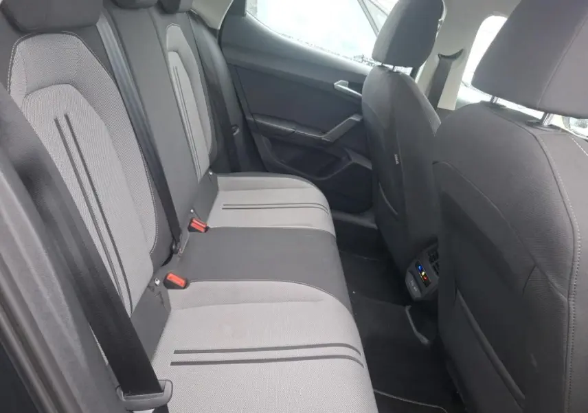 Vue intérieure côté droit des sièges arrière gris clair et foncé en tissu d'une SEAT LEON 2.0 TDI 115 STYLE BVM 2021.