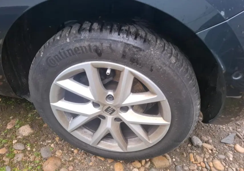 Gros plan sur la roue avant gauche grise d'une SEAT LEON 2.0 TDI 115 STYLE avec jante alliage et pneu Continental.