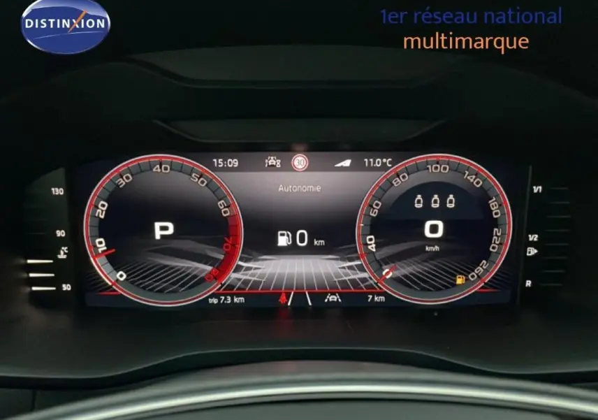 Tableau de bord numérique du Skoda Karoq 1.5 TSI 150ch DSG7 Sportline affichant la vitesse et le mode parking.
