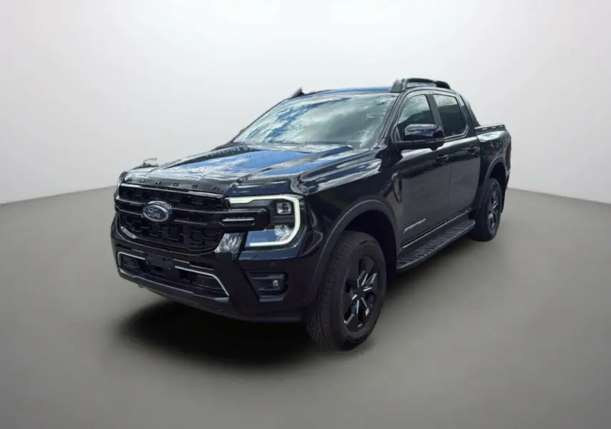 Ford Ranger 2.3 PHEV noir agate, vue 3/4 avant droit, avec barres de toit et marchepieds latéraux visibles.