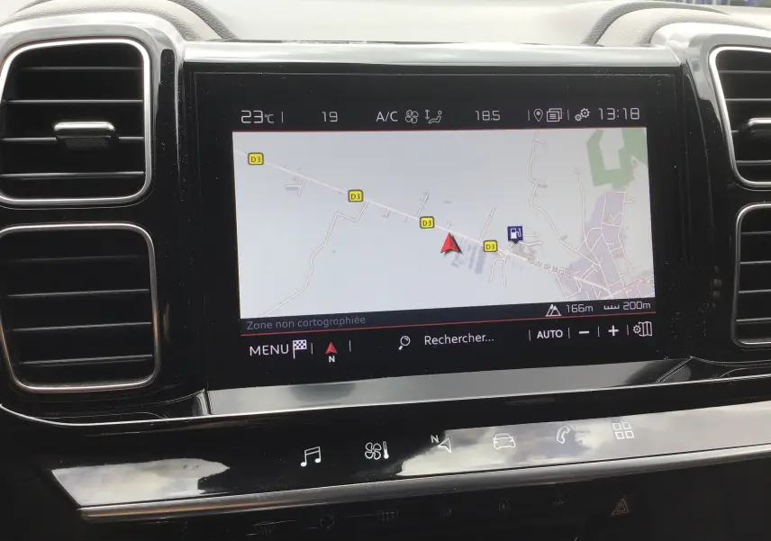 Vue rapprochée de l’écran tactile central du tableau de bord du Citroën C5 Aircross gris platinium avec navigation affichée.