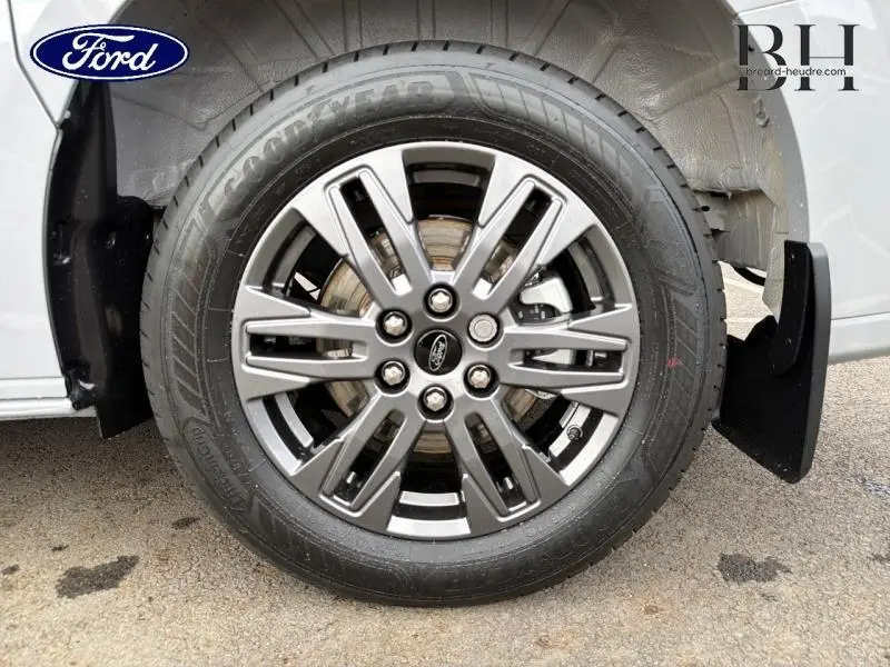 Gros plan sur la roue avant droite du Ford Transit Custom gris Matter Spéciale avec jante alu 6x2 branches gris carbone.