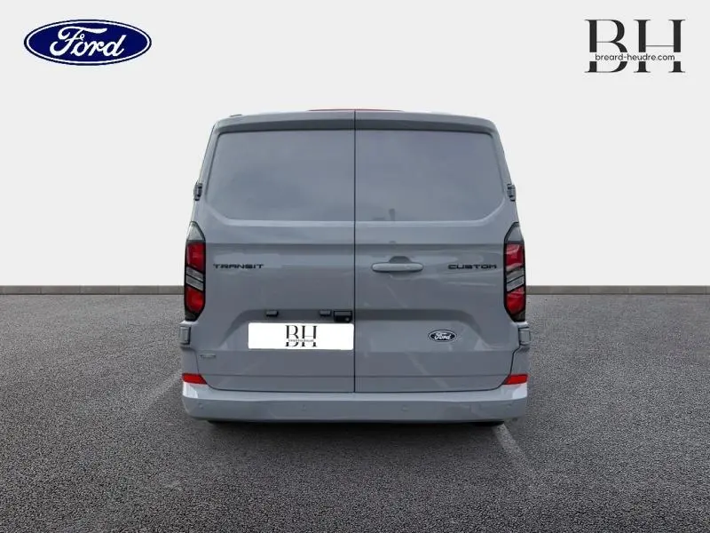Vue arrière du Ford Transit Custom Fourgon gris Matter Spéciale avec portes battantes fermées et feux arrière LED.