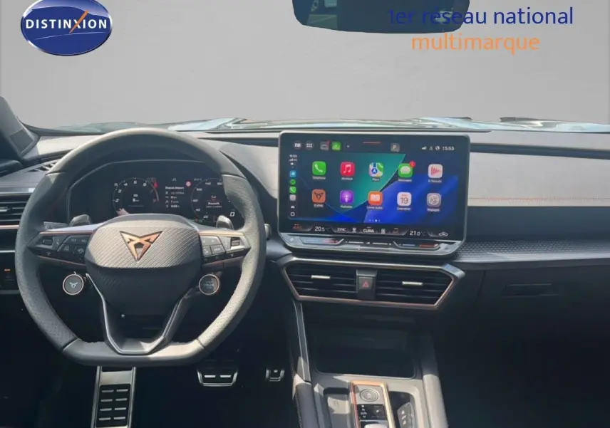 Vue intérieure du tableau de bord de la CUPRA Formentor 1.5 eTSI 2026 avec écran tactile et volant multifonction noir.