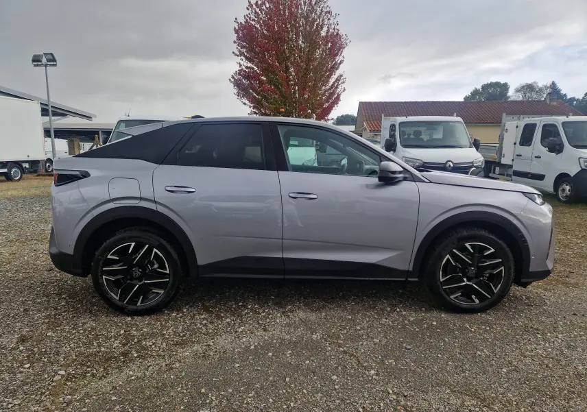 Peugeot 3008 gris Artense vue de profil côté gauche, avec jantes noires et toit noir contrastant.