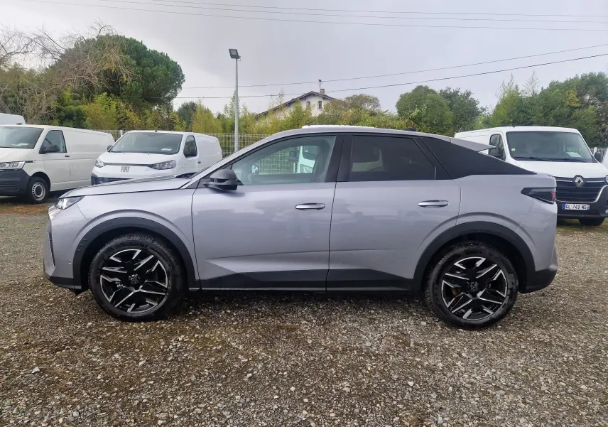 Peugeot 3008 gris Artense vue de profil côté gauche, avec toit noir et jantes alliage noires distinctives.
