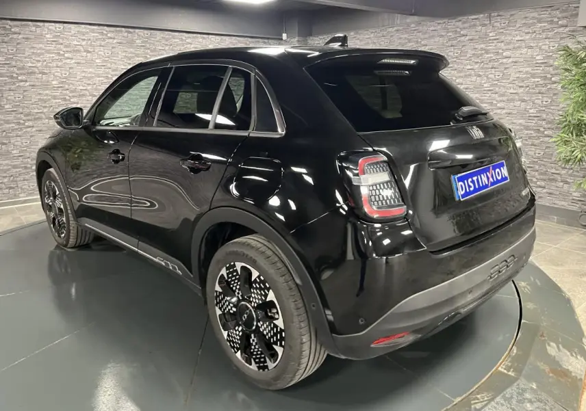 Vue 3/4 arrière droite d'un FIAT 600 noir brillant avec jantes alliage 18'' diamantées et feux arrière LED.