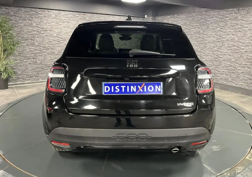 Vue arrière d'une FIAT 600 hybride noire avec feux LED et logo 600 embossé sur le pare-chocs.