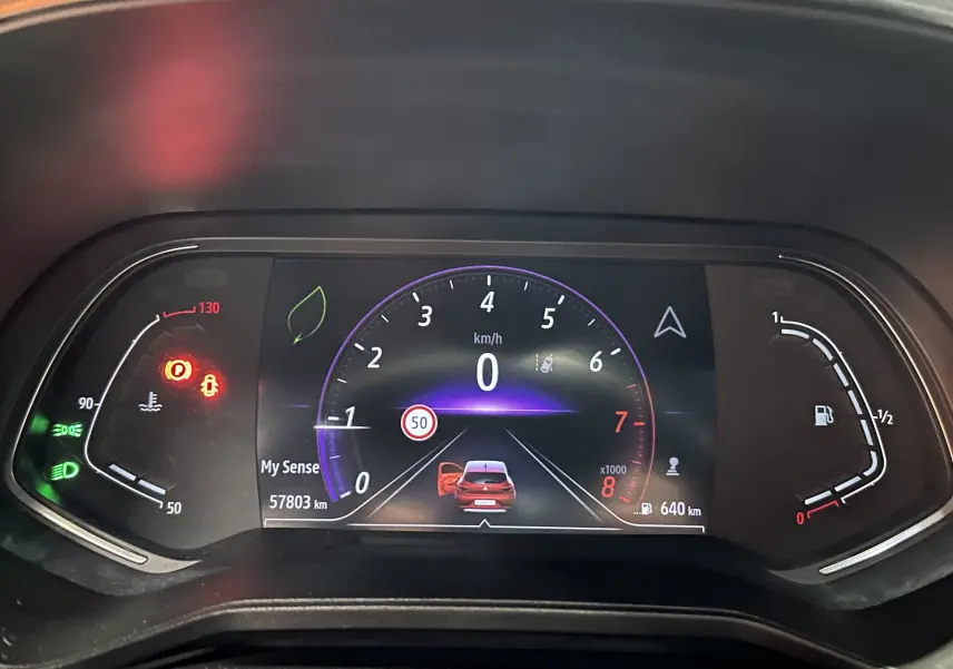 Tableau de bord numérique de Renault Clio V TCe 90 rouge, affichant vitesse, régime et alertes moteur.