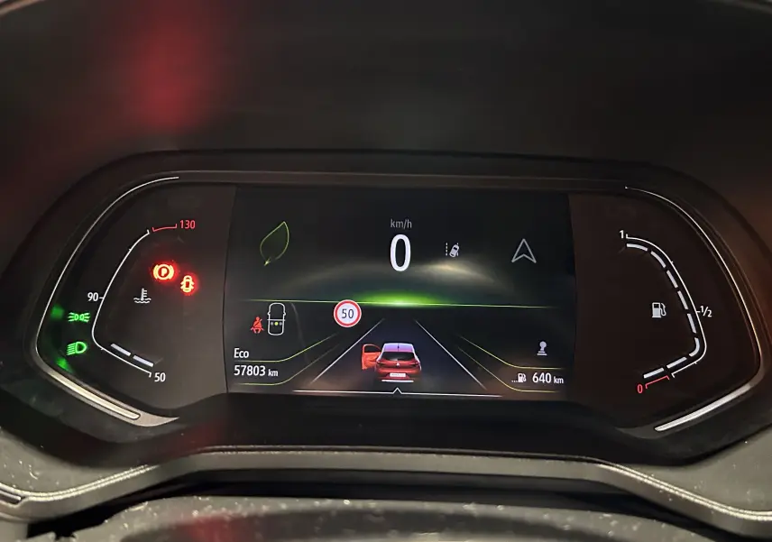 Tableau de bord numérique de Renault Clio V TCe 90 rouge, affichant vitesse zéro et porte gauche ouverte.