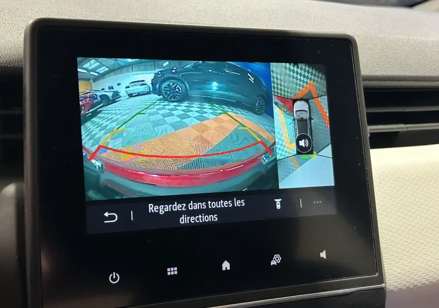 Écran tactile montrant la caméra 360° en marche avec vue arrière et vue aérienne d'une Renault Clio V rouge.