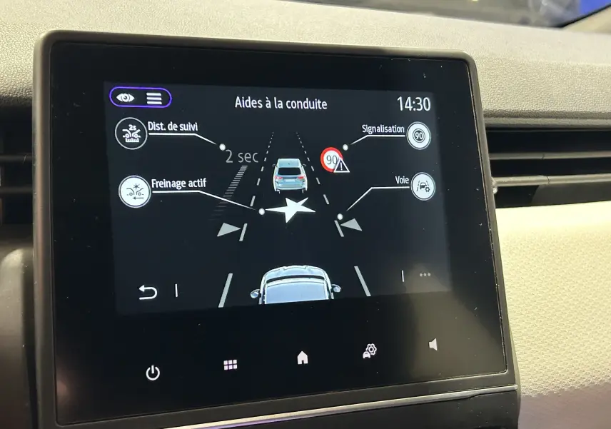 Écran tactile intérieur de la Renault Clio V affichant les aides à la conduite avec caméra 360° et alertes de signalisation.