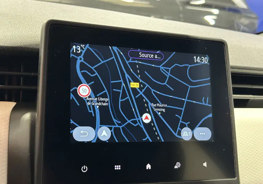 Écran tactile du système de navigation de la Renault Clio V TCe 90 TECHNO affichant une carte en mode nuit.
