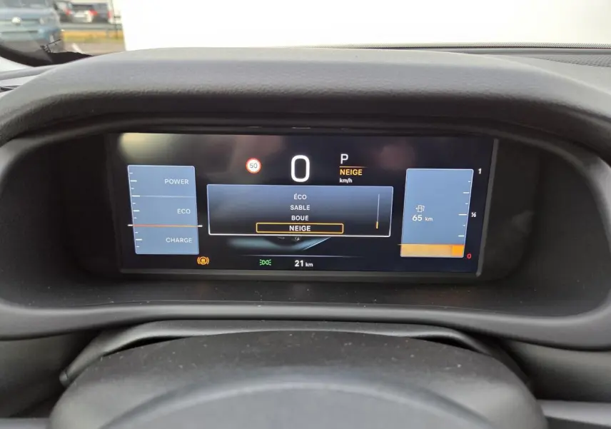 Combiné d'instrumentation numérique du Jeep Avenger 2025 affichant mode de conduite neige et autonomie essence.