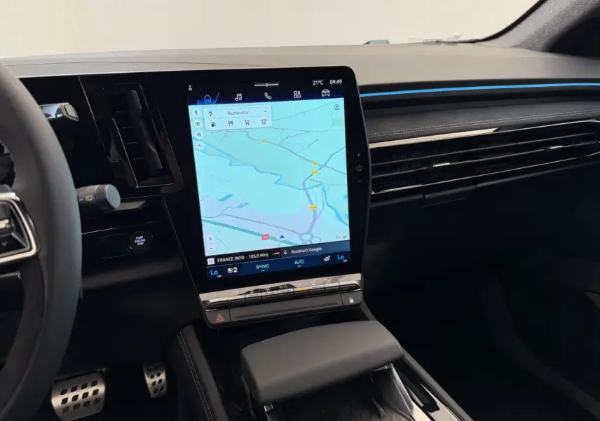 Tableau de bord noir avec grand écran tactile vertical et volant partiel du Renault Espace esprit Alpine 2025