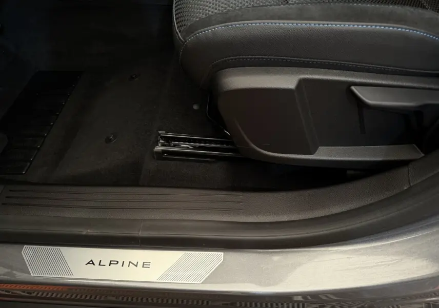 Gros plan sur la porte côté conducteur du Renault Espace esprit Alpine gris foncé, avec seuil de porte marqué ALPINE.