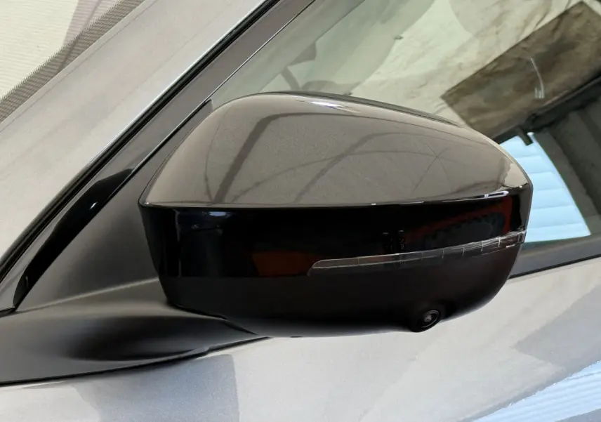 Rétroviseur côté gauche gris foncé avec clignotant intégré et caméra sur Renault Espace esprit Alpine 2025.