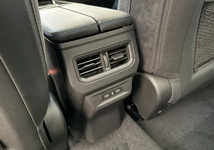 Prise USB double et bouches d’aération arrière entre les sièges noirs du Renault Espace esprit Alpine 2025.