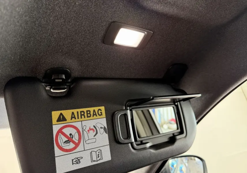 Détail du pare-soleil côté conducteur avec miroir éclairé dans l'habitacle gris foncé du Renault Espace 2025 esprit Alpine.