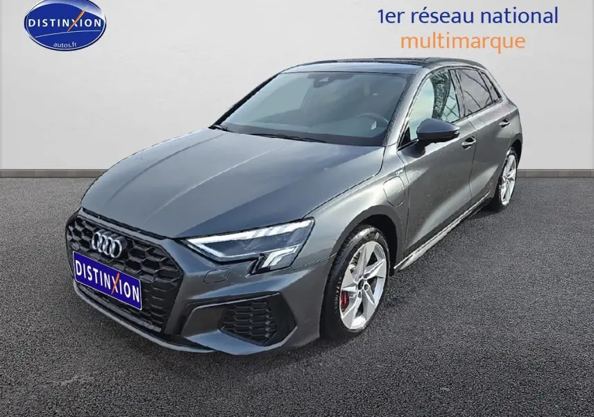 Audi A3 Sportback gris Daytona vue 3/4 avant droit avec jantes alliage et calandre noire hexagonale.