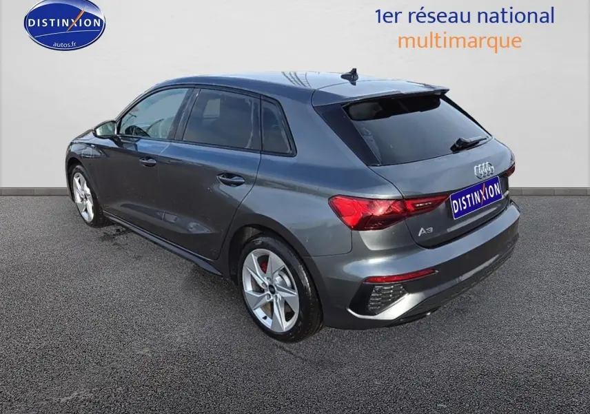 Audi A3 Sportback gris Daytona vue 3/4 arrière droit avec jantes alliage et feux LED distinctifs.