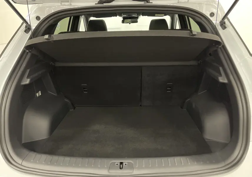 Coffre ouvert du SERES 3 Luxury blanc, vue arrière montrant un espace de chargement noir et banquette arrière.