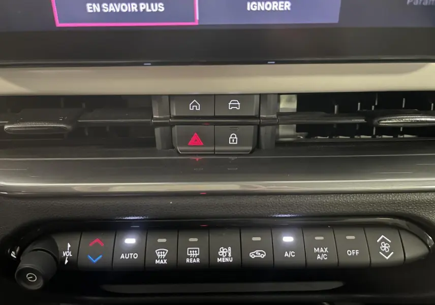 Détail de la console centrale noire avec commandes climatisation et boutons d'alerte du Fiat 600 blanc 2024.