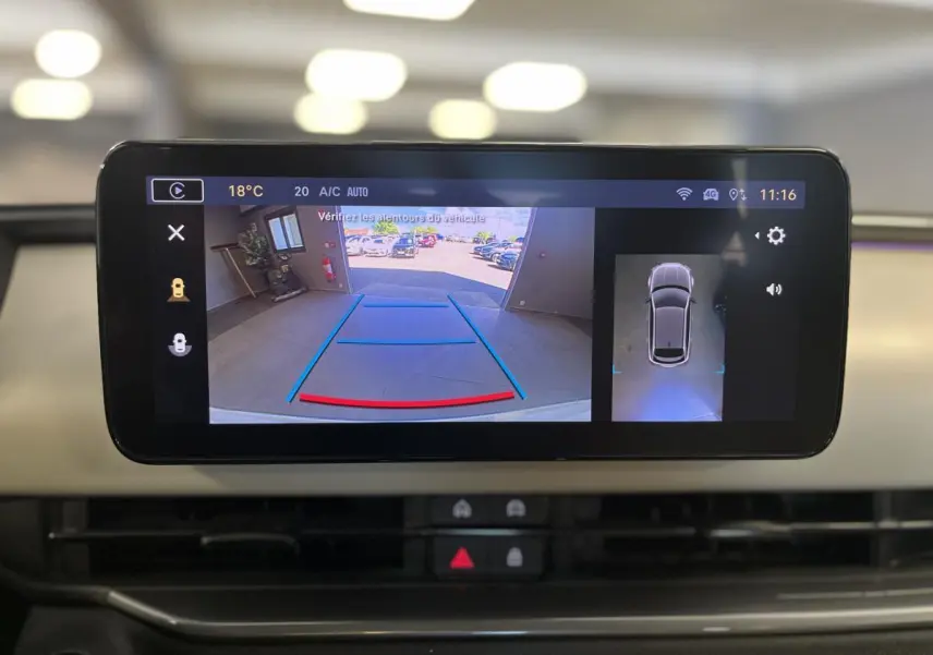 Écran central de la FIAT 600 blanc 2024 montrant la caméra de recul et la vue 360° du véhicule en stationnement.