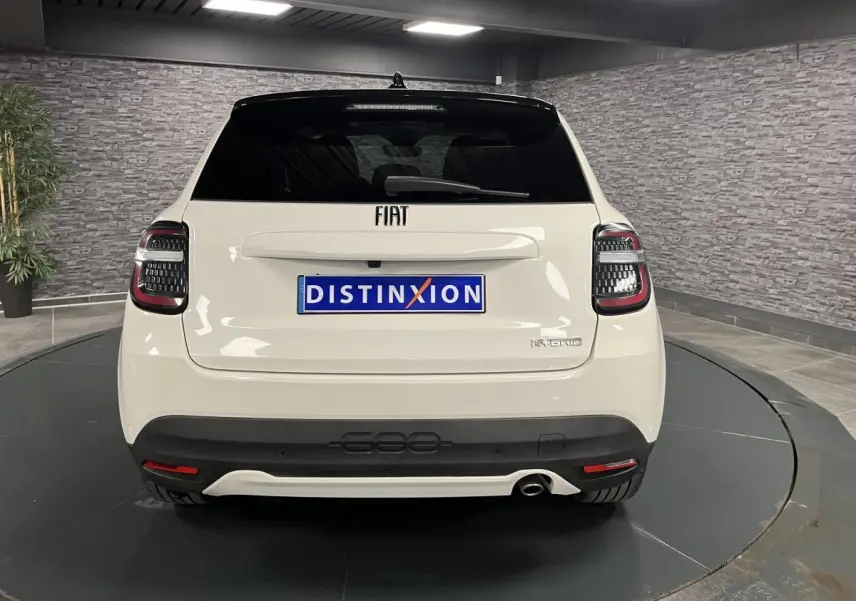 Vue arrière d'une FIAT 600 blanche 1.2 Hybrid 2024 avec feux LED et logo chromé sur hayon noir brillant