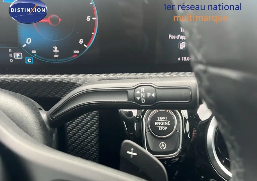 Gros plan sur la commande de boîte automatique et le bouton start/stop d'une Mercedes CLA Shooting Brake argent iridium.