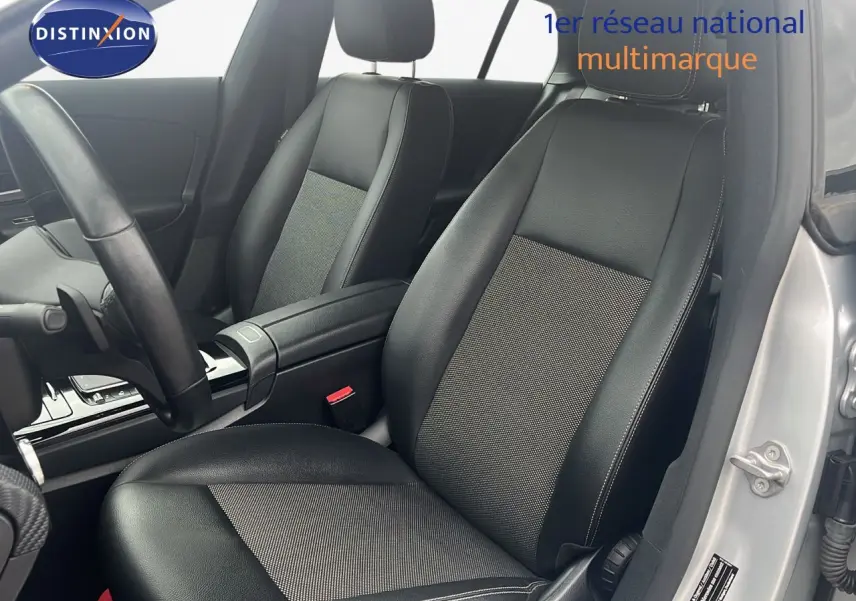 Vue intérieure côté conducteur des sièges en cuir noir et tissu gris d'une Mercedes CLA Shooting Brake argent iridium 2020.