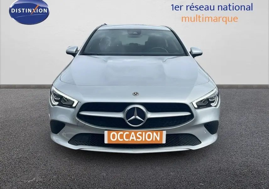 Vue de face d'une Mercedes Classe CLA Shooting Brake argent iridium, avec calandre et phares LED distinctifs.