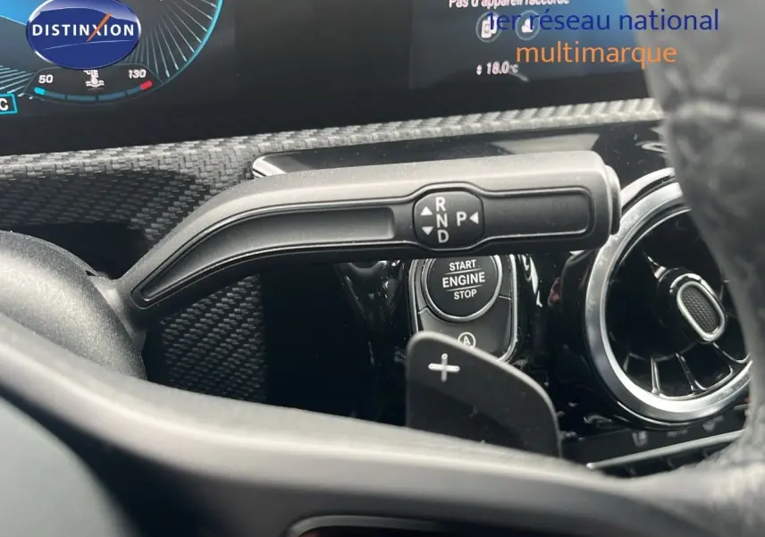 Gros plan sur la commande de boîte automatique et le bouton start/stop du tableau de bord d'une Mercedes CLA Shooting Brake 180 diesel.