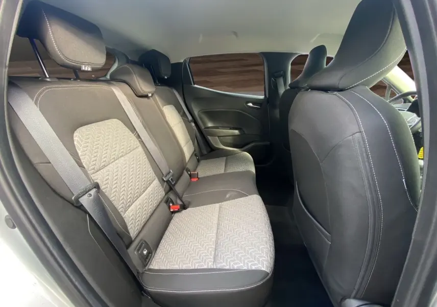 Vue intérieure côté gauche des sièges arrière gris clair et noir de la Renault Clio V TCE 90 Evolution 2023.