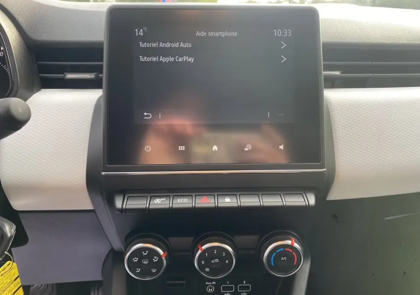 Écran tactile central et commandes de climatisation de la Renault Clio V TCE 90 Evolution, harmonie beige intérieure.