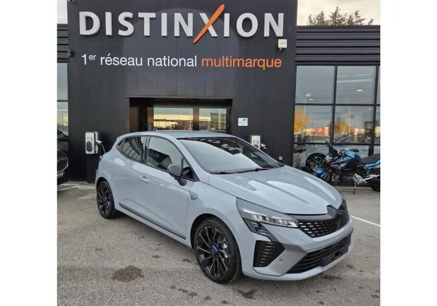 Renault Clio V hybride gris Rafale vue 3/4 avant droit avec jantes noires et calandre noire brillante