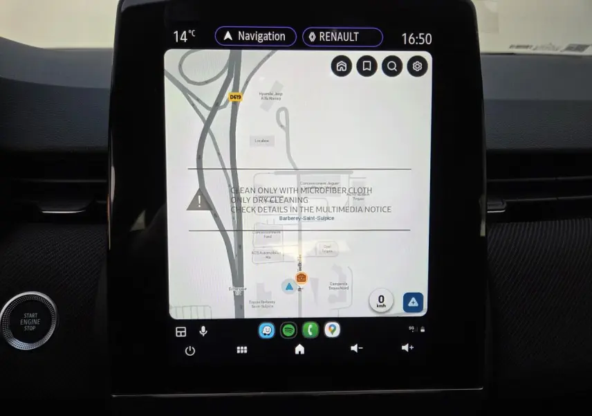 Écran tactile central de la Renault Clio V hybride 2025 affichant la navigation avec interface moderne et boutons tactiles.