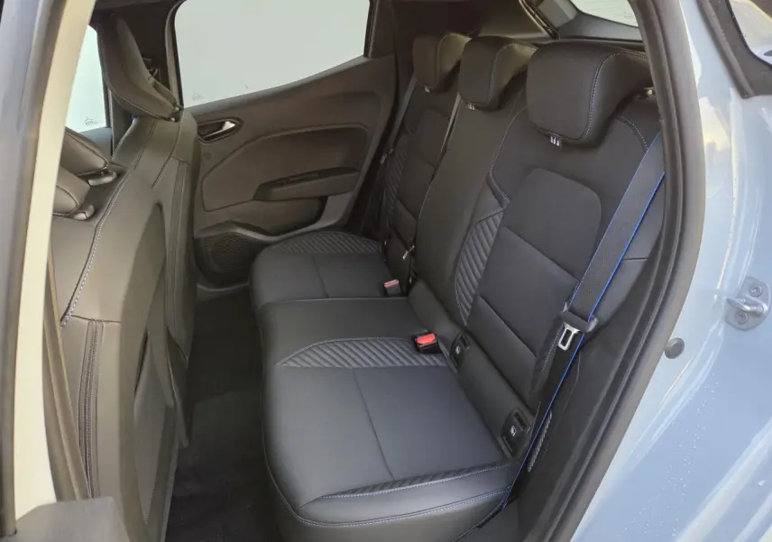 Vue côté droit de la banquette arrière noire avec surpiqûres bleues de la Renault Clio V Gris Rafale 2025.