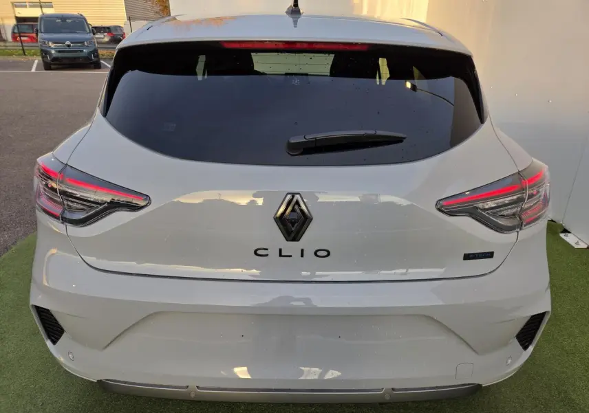Vue arrière d'une Renault Clio gris Rafale avec feux LED et logo Renault au centre du hayon.