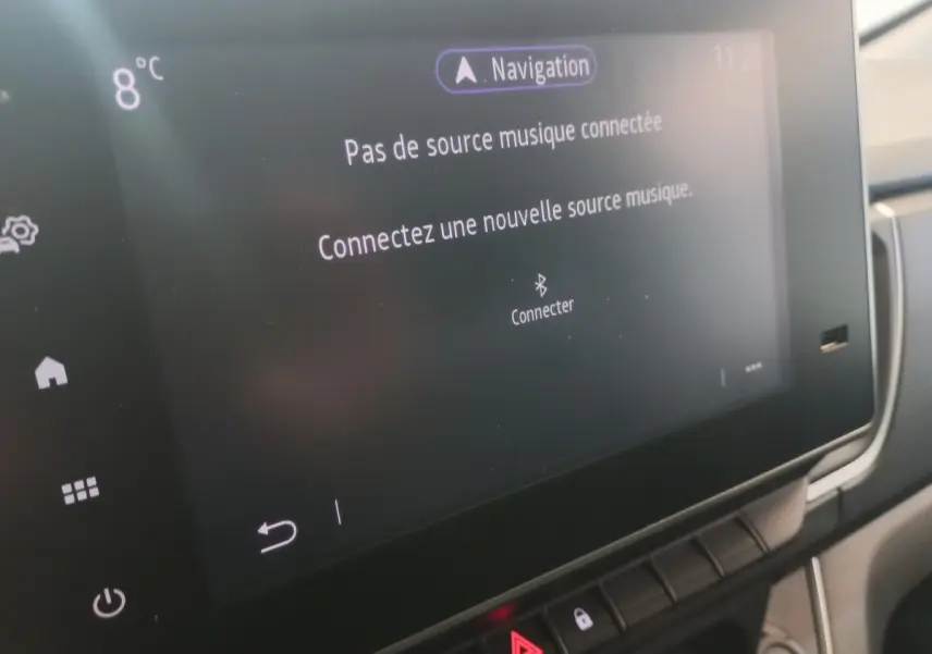 Écran tactile central du tableau de bord du Renault Trafic Fourgon 2022, affichant un message de connexion Bluetooth.