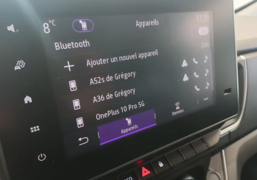 Écran tactile central du Renault Trafic Fourgon blanc, affichant le menu Bluetooth avec plusieurs appareils connectés.