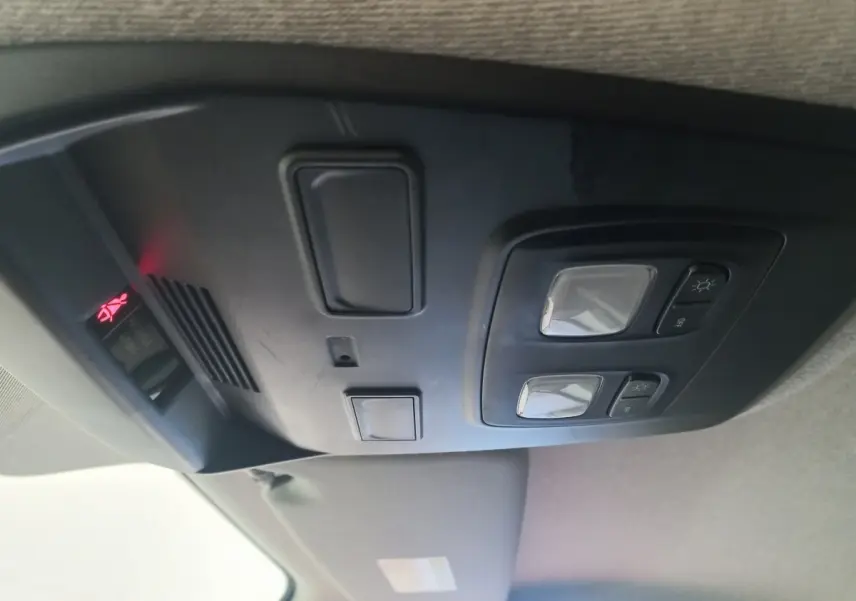Plafonnier intérieur avec commandes d’éclairage et témoin de ceinture, Renault Trafic Fourgon blanc, vue vers le haut.