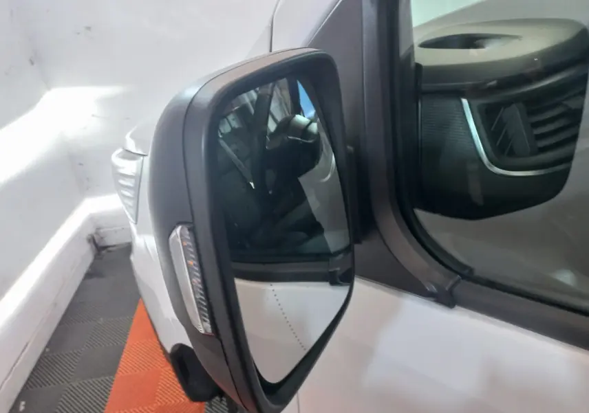 Gros plan sur le rétroviseur droit du Renault Trafic Fourgon blanc, avec clignotant intégré visible.