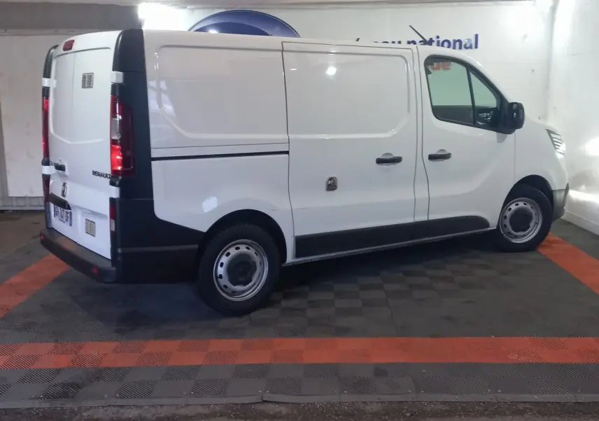 Renault Trafic Fourgon blanc vu de profil côté droit, avec portes latérales pleines et jantes acier simples.