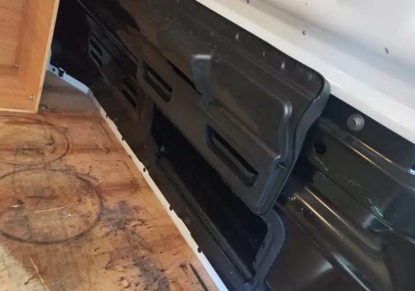 Vue intérieure du coffre du Renault Trafic Fourgon blanc 2022, montrant la trappe de chargement ouverte sur la cloison.