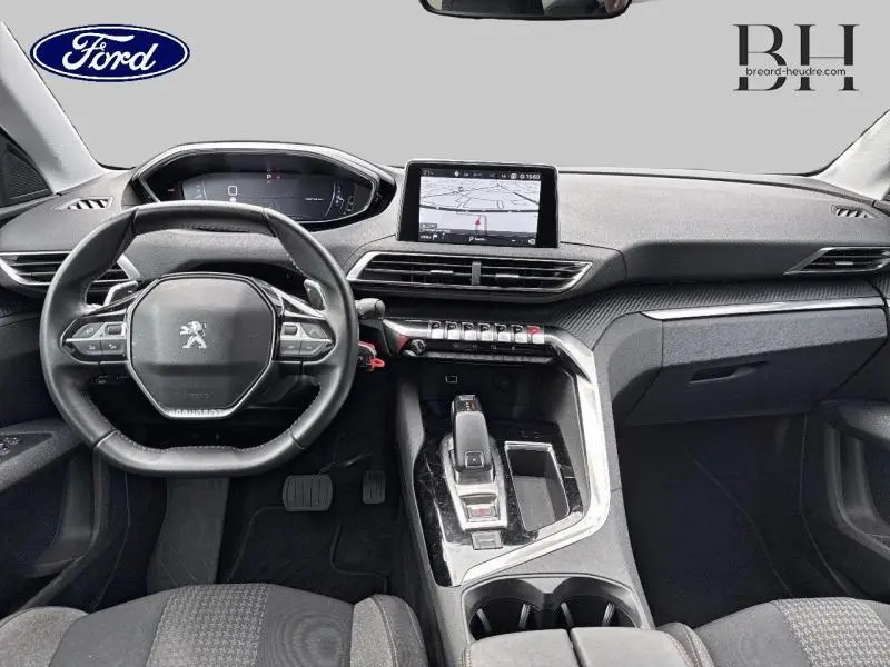 Vue intérieure avant du Peugeot 5008 2020 avec tableau de bord moderne, écran tactile et volant compact noir.