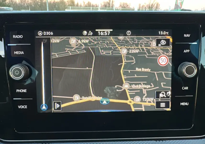 Écran de navigation GPS du Volkswagen T-Cross TSI 116 DSG7 R-Line affichant une carte détaillée.