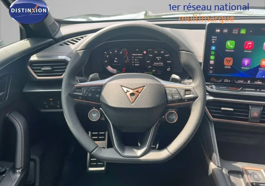 Vue intérieure centrée sur le volant CUPRA au design sportif avec tableau de bord numérique et écran tactile couleur.