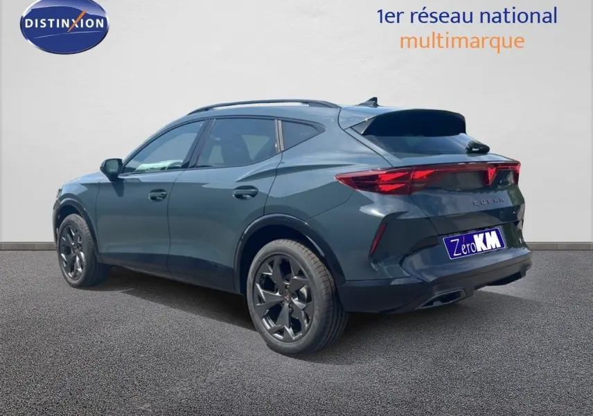 Vue 3/4 arrière droite du CUPRA Formentor 1.5 eTSI 150CH DSG7 en bleu Fjord Metal avec feux arrière LED distinctifs.
